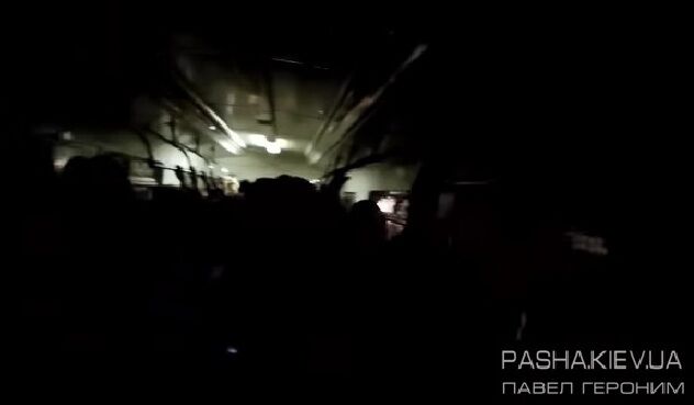 Видеофакт: переполненные вагоны киевского метро возят пассажиров без света 