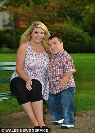 Трогательная история любви карлика и высокой блондинки