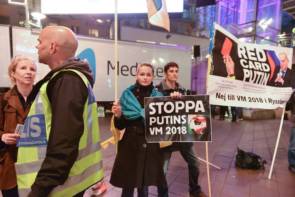 У Швеції росіяни з прапором "ДНР" намагалися зірвати акцію проти Путіна