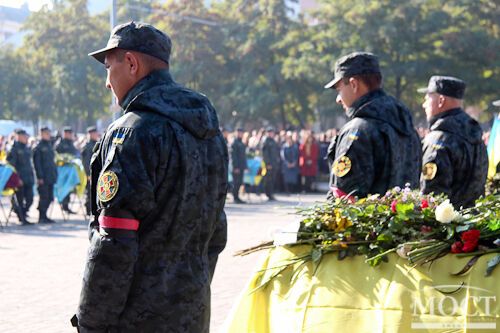 Жители Днепропетровска похоронили 21 неопознанного украинского бойца. Опубликованы фото