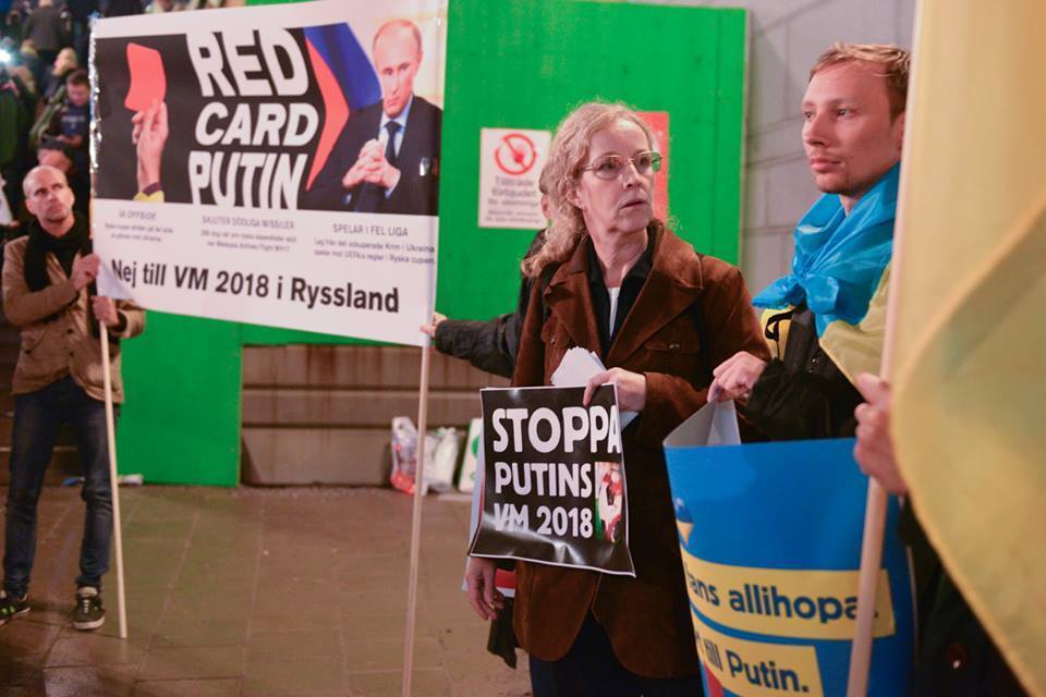 В Швеции россияне с флагом "ДНР" пытались сорвать акцию против Путина