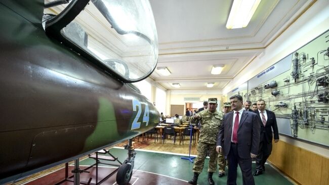Порошенко в Харькове восхитился современным танком "Оплот" - опубликованы фото