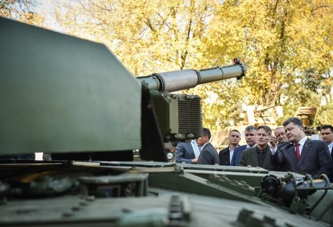 Порошенко в Харькове восхитился современным танком "Оплот" - опубликованы фото