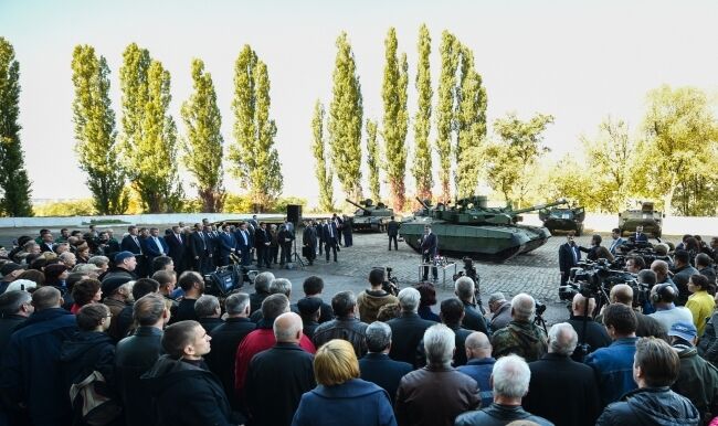 Порошенко в Харькове восхитился современным танком "Оплот" - опубликованы фото