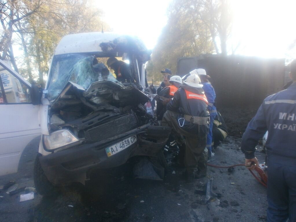 ДТП с маршруткой под Киевом: водитель погиб, 13 пострадавших