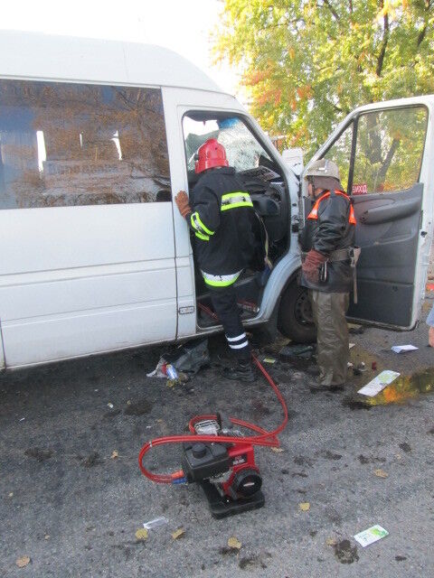 ДТП с маршруткой под Киевом: водитель погиб, 13 пострадавших