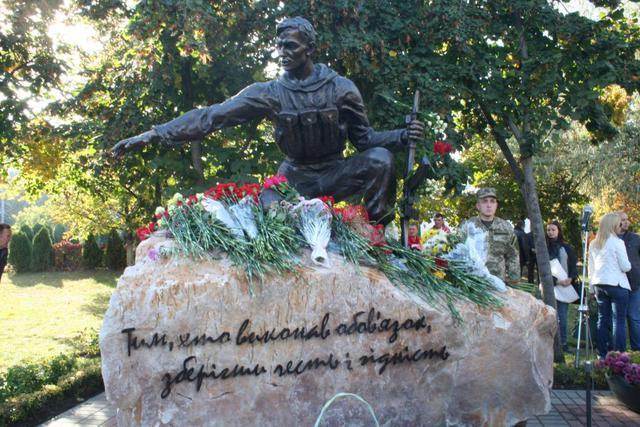 В Киеве установили памятник воинам-патриотам