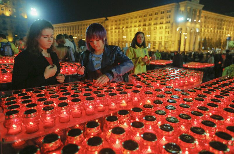 На Майдане зажгли тысячи свечей в память о погибших героях: опубликованы фото