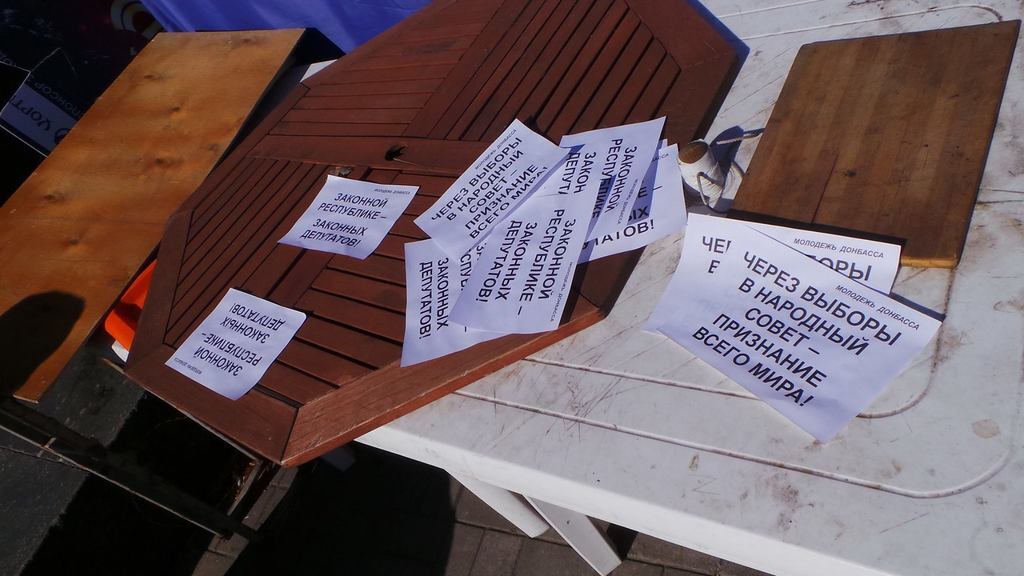 В Донецке люди со свастикой требовали отменить "выборы" и объявить войну Украине