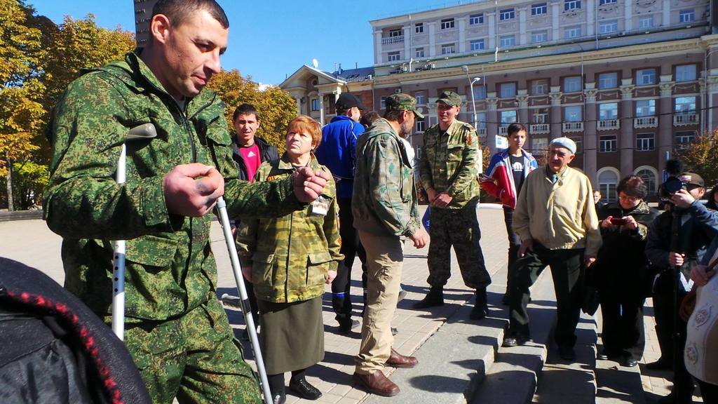 В Донецке люди со свастикой требовали отменить "выборы" и объявить войну Украине
