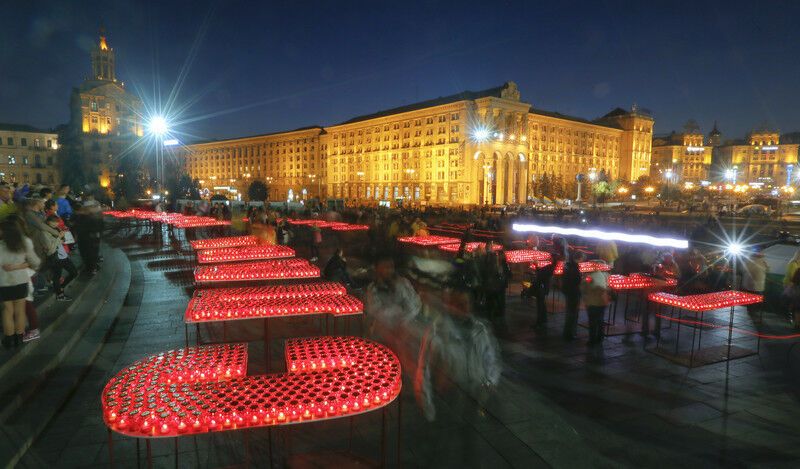 На Майдане зажгли тысячи свечей в память о погибших героях: опубликованы фото