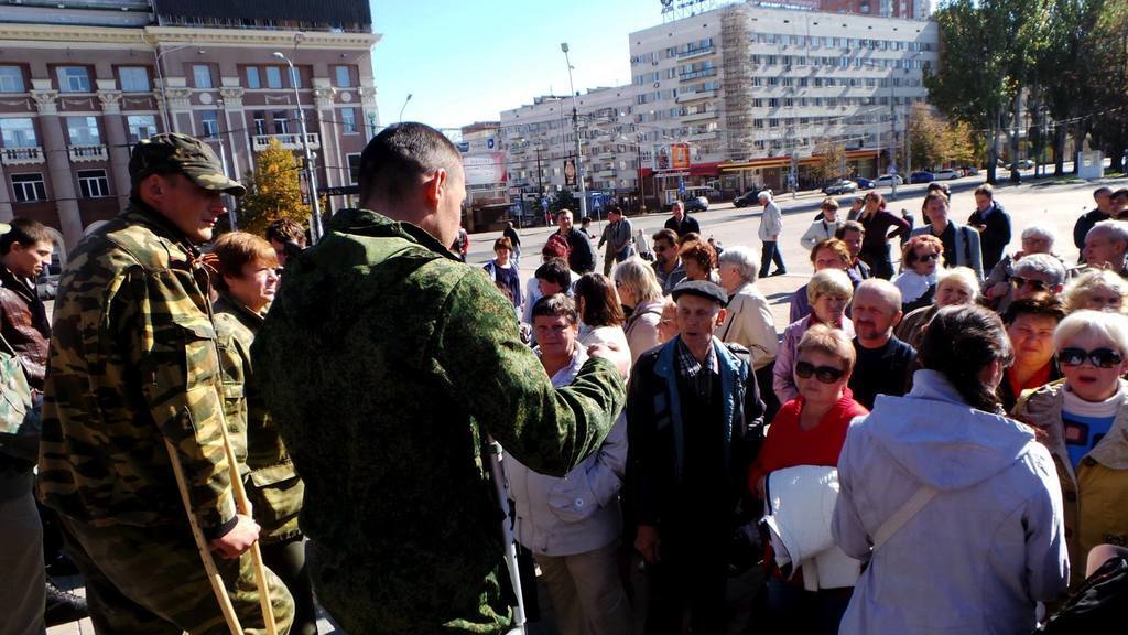 В Донецке люди со свастикой требовали отменить "выборы" и объявить войну Украине