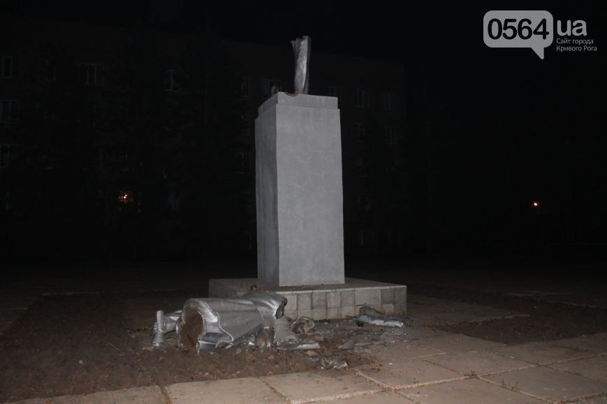В Кривом Роге повалили уже третий памятник Ленину
