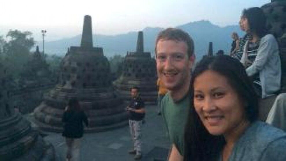 Основатель Facebook встретил восход солнца в буддистском храме на Яве
