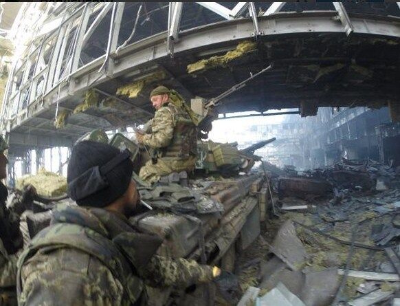 Сеть порвало селфи украинского бойца на фоне донецкого аэропорта