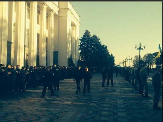 Раду окружили милиционеры и бойцы добровольческих батальонов