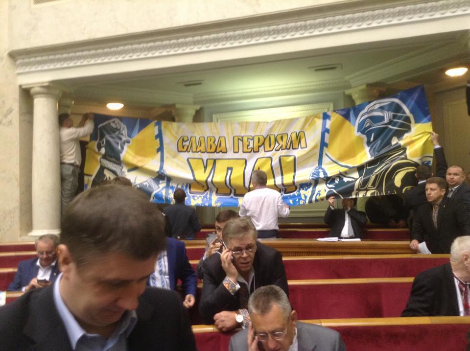 Депутати прикрасили сесійний зал ВР банером "Слава героям УПА": опубліковано фото