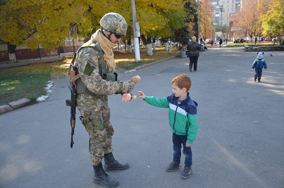 В Славянске военные с нашивками "Укроп" раздавали детям игрушки