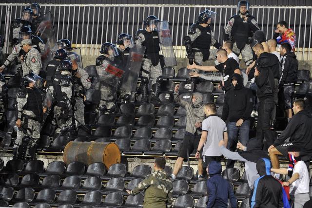 Опубликованы фото беспорядков на матче отбора Евро-2016 Сербия – Албания