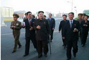 Ким Чен Ын появился на публике с тростью в руке: опубликованы фото