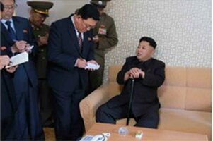 Ким Чен Ын появился на публике с тростью в руке: опубликованы фото