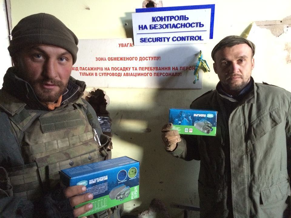 Порошенко обменялся подарками с "киборгами" из донецкого аэропорта: опубликованы фото