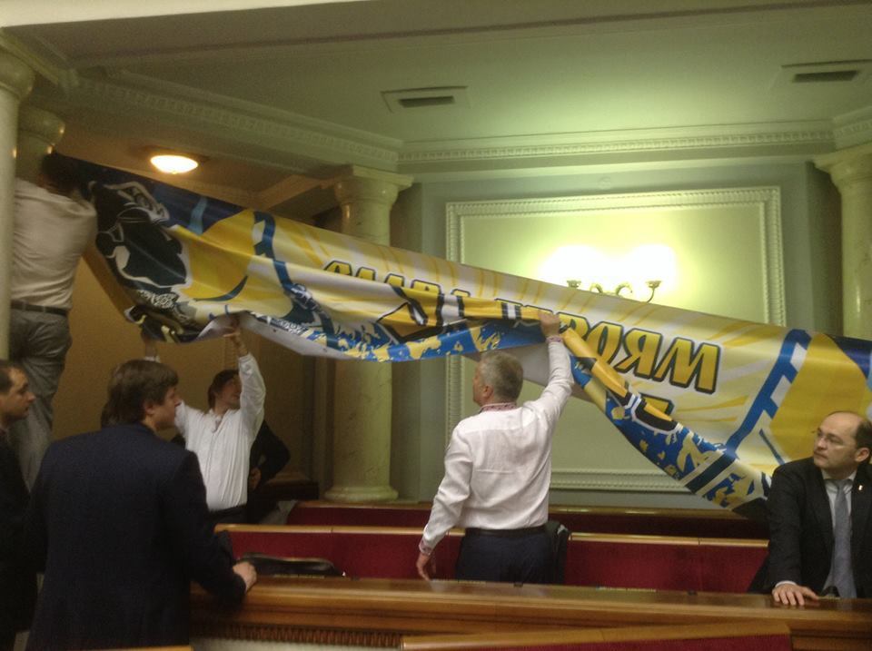 Депутати прикрасили сесійний зал ВР банером "Слава героям УПА": опубліковано фото