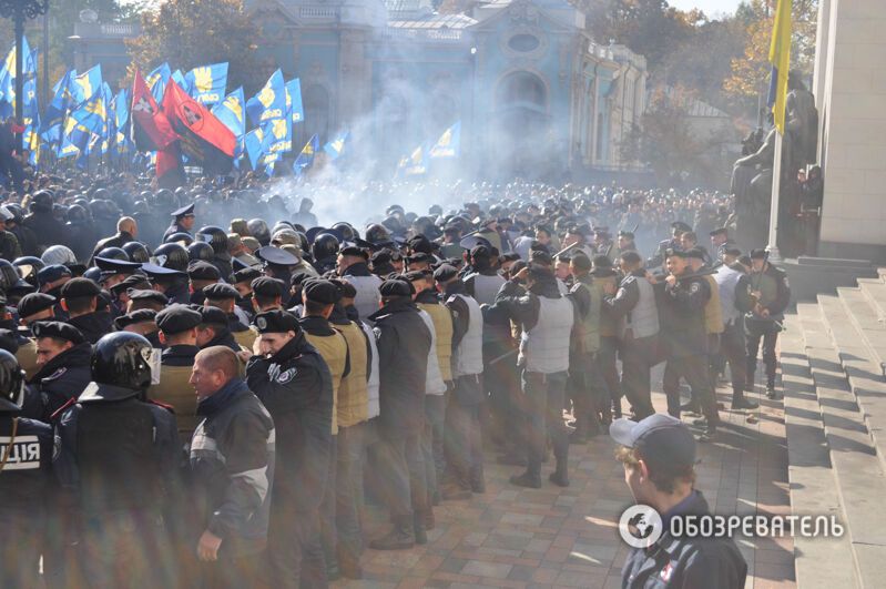 Марш УПА, драки и дым под Радой. Фото с места событий