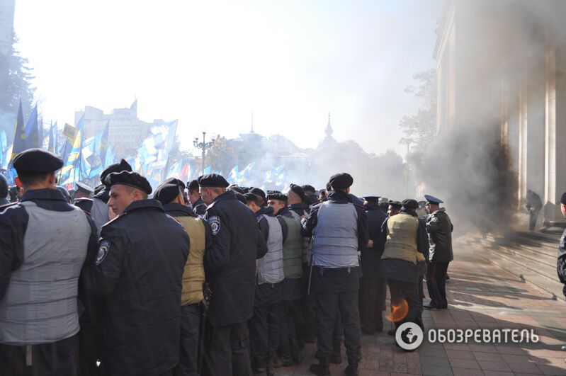 Марш УПА, драки и дым под Радой. Фото с места событий