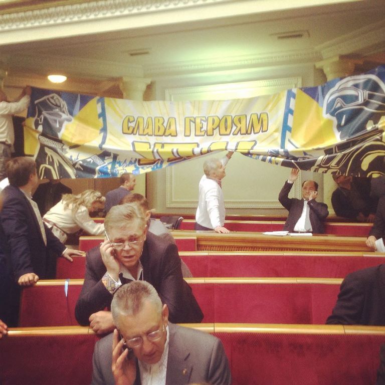 Депутаты украсили сессионный зал ВР баннером "Слава героям УПА": опубликованы фото