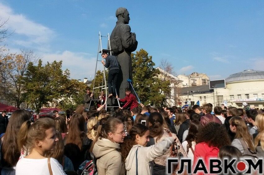 В Киеве студенты Могилянки помыли памятник Сковороде
