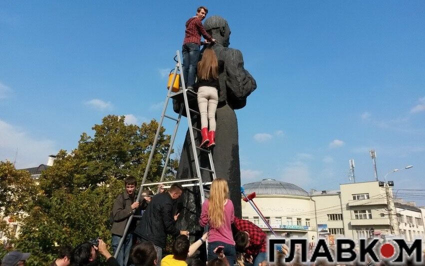 В Киеве студенты Могилянки помыли памятник Сковороде