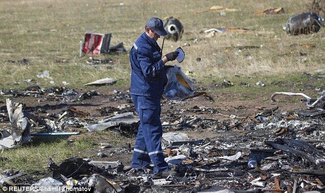З'явилися фото палаючих уламків Boeing-777, зняті через півгодини після краху