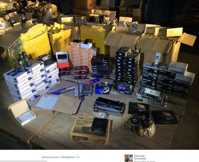 Блогер опублікував фото "гуманітарки" з РФ для терористів: пістолети, боєкомплекти, ножі