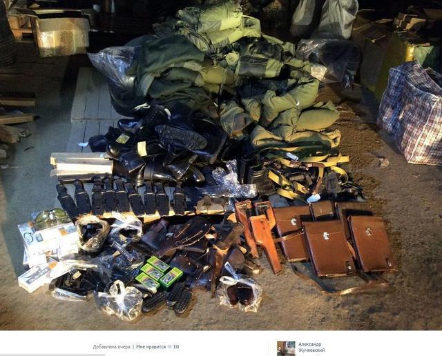Блогер опублікував фото "гуманітарки" з РФ для терористів: пістолети, боєкомплекти, ножі