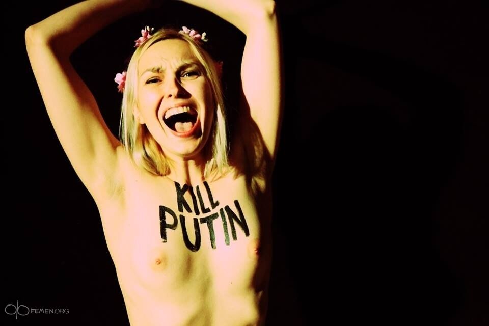 Активистку Femen, вогнавшую в грудь Путина осиновый кол, оштрафовали на 4,5 тыс. евро