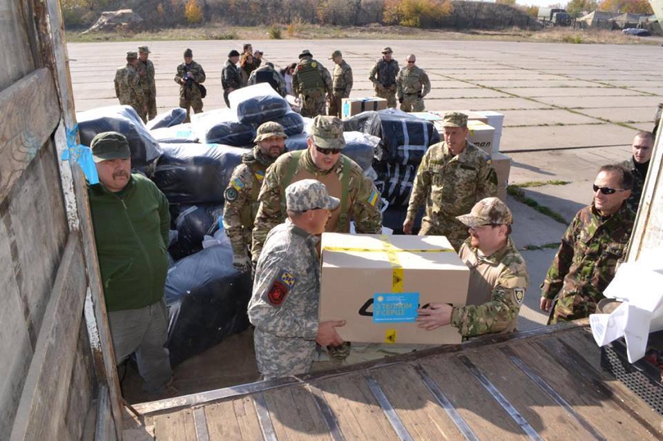 В зону АТО доставили 10 тонн "гуманитарки" от Марины Порошенко