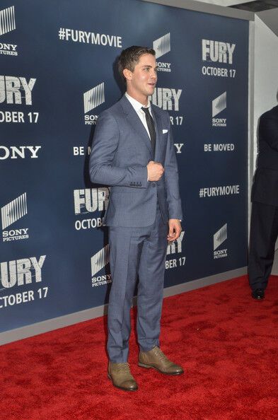 Брэд Питт отрастил усы, а Шайа ЛаБаф - бороду 