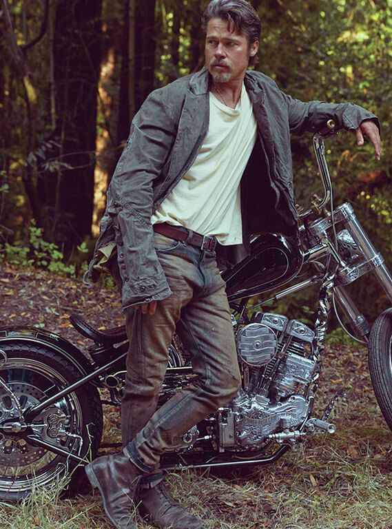 Брутальный Брэд Питт в лесу и на мотоцикле: новая фотосессия актера