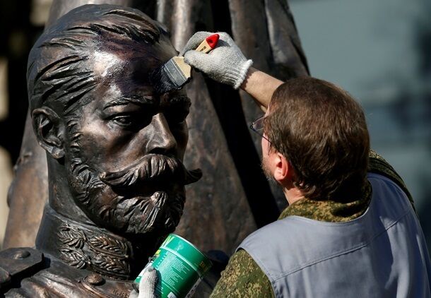 На честь Путіна в столиці Сербії поставили пам'ятник Миколі II