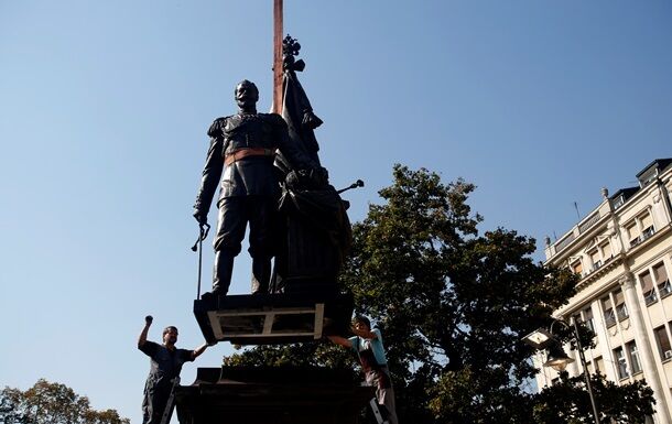 На честь Путіна в столиці Сербії поставили пам'ятник Миколі II