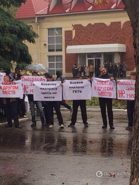 Ляшка в Орджонікідзе зустріли виборці з півнями і плакатами з матюками 