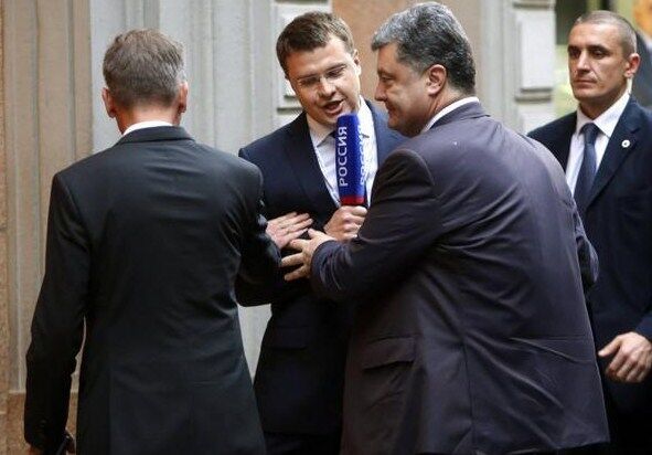 Порошенко в Милане проигнорировал российского журналиста: опубликованы фото