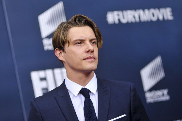 Брэд Питт отрастил усы, а Шайа ЛаБаф - бороду 