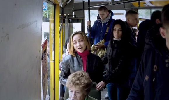 Как жители Киева реагируют на спонтанное исполнение гимна Украины: видео эксперимента