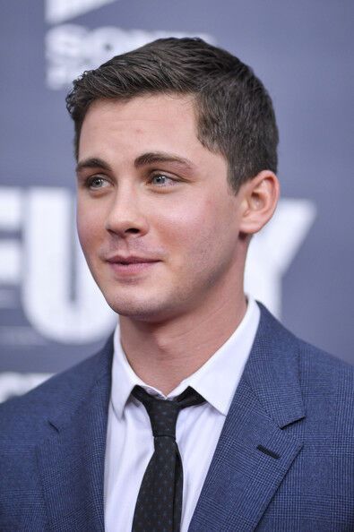 Брэд Питт отрастил усы, а Шайа ЛаБаф - бороду 