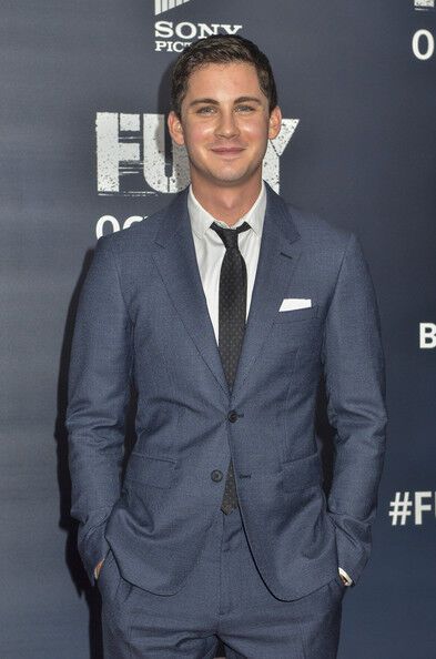 Брэд Питт отрастил усы, а Шайа ЛаБаф - бороду 