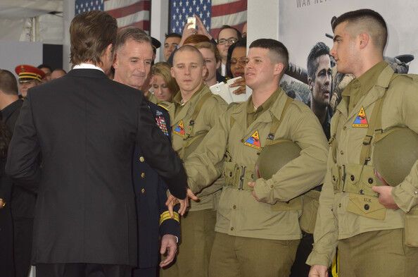 Брэд Питт отрастил усы, а Шайа ЛаБаф - бороду 