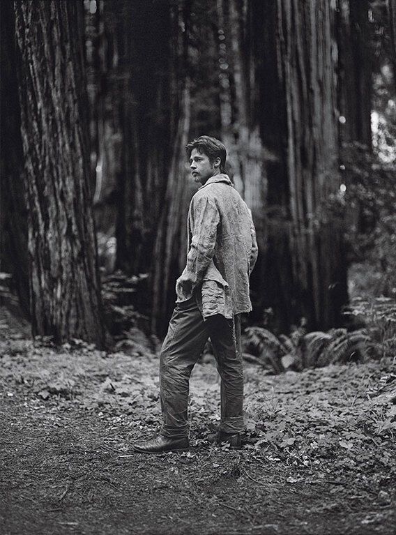 Брутальный Брэд Питт в лесу и на мотоцикле: новая фотосессия актера