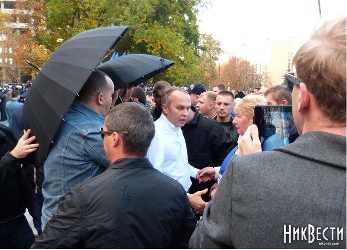 В Николаеве активисты дважды забросали яйцами Шуфрича: опубликовано видео